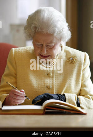 HM Königin Elizabeth II an der Royal Academy Of Music - London Stockfoto
