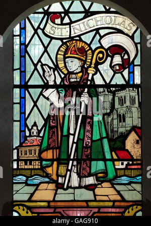 St. Nikolaus mit Hintergrund des Kings Lynn, modernen Buntglasfenster des 20. Jahrhunderts, Kirche St. Edmunds, Hunstanton, Norfolk UK Stockfoto