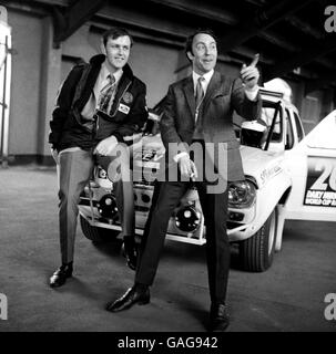 Co-Fahrer Tony Fall (links) und West Ham United und Der englische Spieler Jimmy Greaves während der Abnahme in Wembley vor Die 16,000-Meilen-Rallye Stockfoto