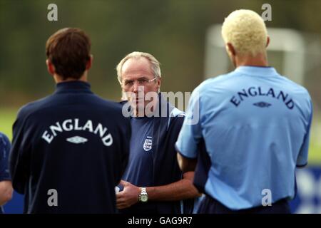 Fußball - International freundlich - England gegen Portugal - England Training. Englands Manager Sven Goran Eriksson spricht während des Trainings mit dem Team Stockfoto