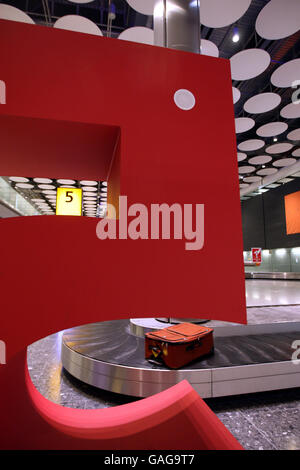 Gepäck sitzt auf einem der Karussells während der Prüfung der Ausrüstung im neuen Terminal 5-Gebäude am Flughafen Heathrow, einem der größten Bauprojekte Europas. Stockfoto