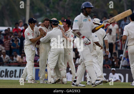 Der englische Steve Harmion wird von seinen Teamkollegen überfallen, nachdem er Kumar Sangakkara aus Sri Lanka während des dritten Testkampfes im Galle International Stadium, Galle, Sri Lanka, abgesetzt hat. Stockfoto