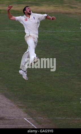 Der englische Steve Harmion feiert die Entlegung von Sri Lankas Chamara Silva für einen Lauf während des dritten Testkampfes im Galle International Stadium, Galle, Sri Lanka. Stockfoto