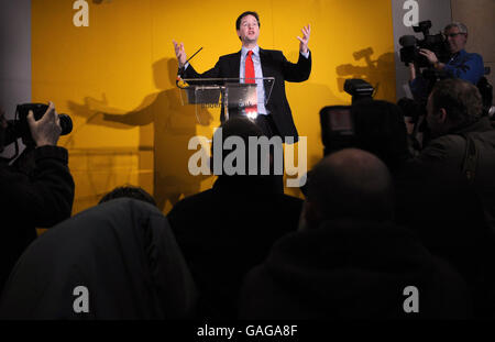 Der liberal-demokratische Spitzenkandidat Nick Clegg spricht im Zentrum von London, nachdem er zum neuen Vorsitzenden der Liberaldemokraten gewählt wurde. Stockfoto