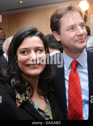 Der liberal-demokratische Spitzenkandidat Nick Clegg steht mit seiner Frau Miriam im Zentrum von London, nachdem er zum neuen Vorsitzenden der Liberaldemokraten gewählt wurde. Stockfoto