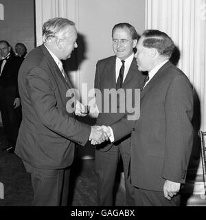 Harold Wilson von Leslie Williams, Generalsekretär des nationalen Personal Seite und stellvertretender Vorsitzender des Nationalrates Whitley, an den festlich bewirten des Hauses, Whitehall, begrüßt, wenn der Ministerpräsident zu Gast bei einem Empfang anlässlich des 50. Jahrestages der Whitley war ist (Grundlagen der Personalführung Beziehungen) im öffentlichen Dienst. Zentrum ist Sir William Armstrong, Leiter des Hause Staatsdienst und Vorsitzender des Nationalrates Whitley. Stockfoto