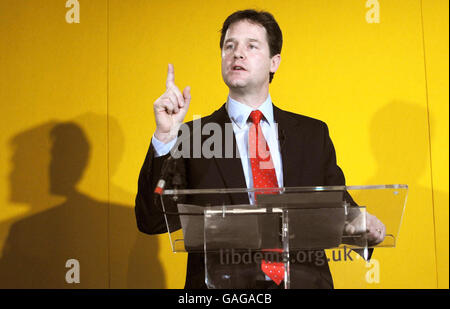 Der liberal-demokratische Spitzenkandidat Nick Clegg spricht, nachdem er zum neuen Vorsitzenden der Liberaldemokraten gewählt wurde. Stockfoto