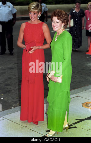 Diana, Prinzessin von Wales (links) mit Elizabeth Dole bei einem Galadiner in Washington, das vom Amerikanischen Roten Kreuz zur Unterstützung der Opfer von Landminen veranstaltet wird. Stockfoto