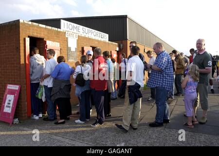 Fußball – Combined Counties League Premier Division – AFC Wimbledon gegen Chipstead. Anhänger des AFC Wimbledon stehen vor dem Boden Stockfoto