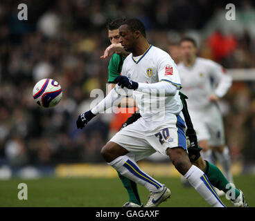 Tresor Kandol und Bristol von Leeds United verrovers Lewis Haldane in