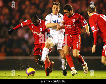 Scott Parker von West Ham United (Mitte) kämpft während des Barclays Premier League-Spiels im Riverside Stadium, Middlesbrough, um den Ball mit Luke Young von Middlesbrough (rechts) und George Boateng. Stockfoto