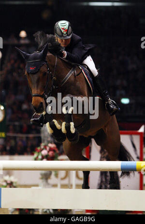 Irlands Jessica Kurten auf Castle Forbes Libertina springt in der ersten Runde des Rolex FEI World Cup Qualifier während der London International Horse Show in Olympia, West London. Stockfoto