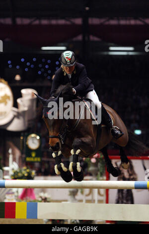 Irlands Jessica Kurten auf Castle Forbes Libertina springt in der ersten Runde des Rolex FEI World Cup Qualifier während der London International Horse Show in Olympia, West London. Stockfoto