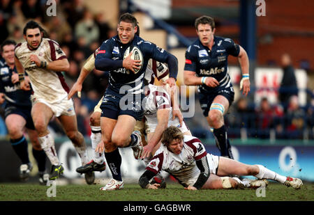 Rugby Union - Guinness Premiership - Sale Sharks gegen Leicester Tigers - Edgely Park. Luke McAlister von Sale löst sich während des Guinness Premiership-Spiels im Edgely Park, Sale, vom Tackle von Leicester's Ollie Smith. Stockfoto