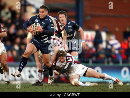 Rugby Union - Guinness Premiership - Sale Sharks gegen Leicester Tigers - Edgely Park. Luke McAlister von Sale übersteht die Fängen von Ollie Smith von Leicester während des Guinness Premiership-Spiels im Edgely Park, Sale. Stockfoto