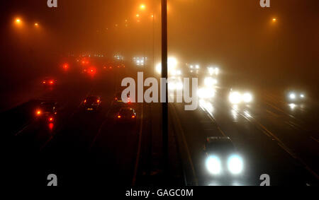 Auf der A 406, North Circular Road, im Osten Londons, finden sich heute Abend Fahrzeuge im Nebel durch. Stockfoto