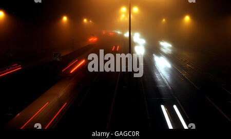 Auf der A 406, North Circular Road, im Osten Londons, finden sich heute Abend Fahrzeuge im Nebel durch. Stockfoto