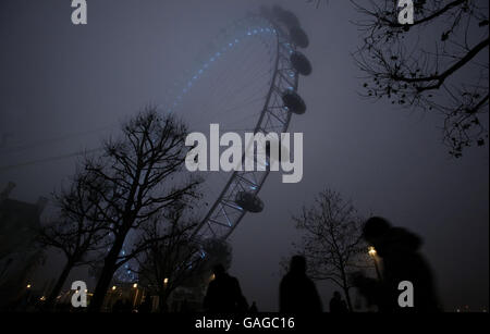 Nebel verzögert den Weihnachtsurlaub. Das London Eye ist vom Nebel am South Bank im Zentrum Londons umgeben. Stockfoto