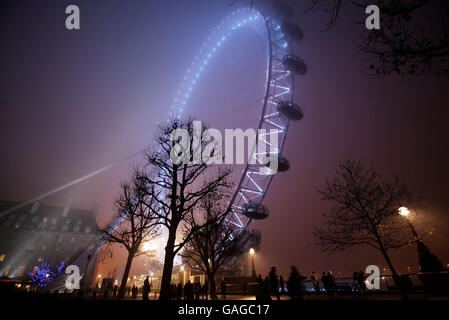 Das London Eye ist vom Nebel auf der South Bank im Zentrum Londons umgeben. Stockfoto