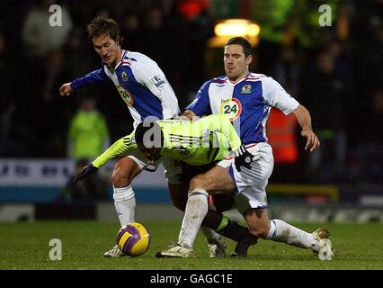 Fußball - Barclays Premier League - Blackburn Rovers gegen Chelsea - Ewood Park. Shaun Wright-Phillips (Mitte) von Chelsea fällt unter die Herausforderung von Morten Gamst Pedersen von Blackburn Rovers (links) und David Dunn. Stockfoto