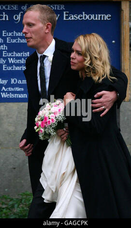 Billie Piper und ihr Mann Laurence Fox verlassen die Pfarrkirche St. Mary, Easebourne, West Sussex, nachdem sie heute Nachmittag verheiratet sind. Stockfoto