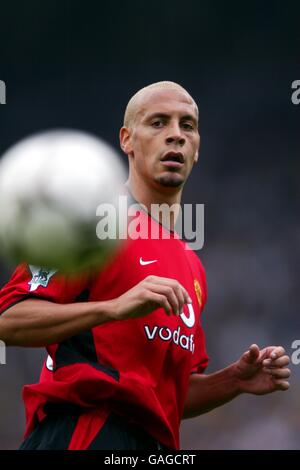 Fußball - FA Barclaycard Premiership - Leeds United / Manchester United. Rio Ferdinand, Manchester United im Kampf gegen Leeds Stockfoto