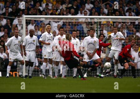 David Beckham von Manchester United rollt in einem Freistoß zu Lassen Sie es von Ian harte abräumen Stockfoto