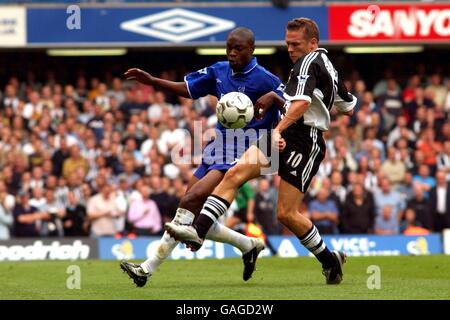 Fußball - FA Barclaycard Premiership - Chelsea / Newcastle United. Craig Bellamy von Newcastle United hält William Gallas von Chelsea Stockfoto