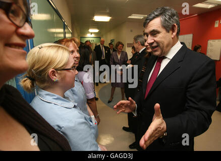 Der Premierminister Gordon Brown trifft sich mit Mitarbeitern des Wexham Park Hospital in Wexham, Berkshire, in Begleitung seiner Frau Sarah und des Gesundheitsministers Alan Johnson. Stockfoto