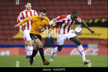 Mamady Sidibe von Stoke City und Ricard Garcia von Hull City in Aktion während des Coca-Cola Football Championship-Spiels im Britannia Stadium, Stoke. Stockfoto