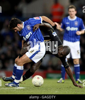 Pablo Counago von Ipswich Town und Pape Bouba Diop von Portmouth im dritten Runde des FA Cup in der Portman Road, Ipswich. Stockfoto