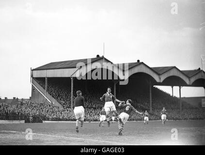 (L-R) Charlton Athletic Torwart Sam Bartram Felder einen langen Ball Als Birmingham City John Jordan knapp scheitert zu verbinden Eine Kopfzeile Stockfoto