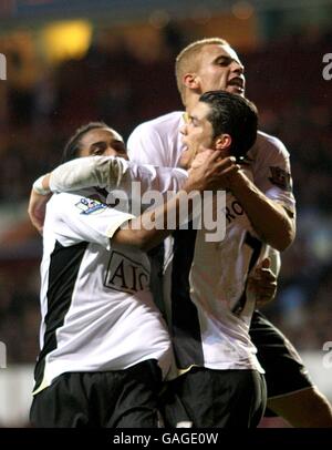 Fußball - FA Cup - Dritte Runde - Aston Villa gegen Manchester United - Villa Park. Cristiano Ronaldo von Manchester United (Mitte) feiert das Tor zum Spieleröffnung. Stockfoto