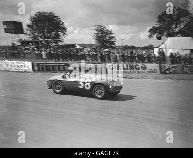 Motorsport - Internationales Trophy-Rennen - Silverstone. Der Sieger des Produktionsrennens, Alberto Ascari, in seinem Ferrari Stockfoto