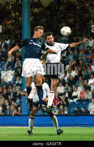 Tottenham Hotspur's Teddy Sheringham (l) springt um einen Header zu gewinnen Oberhalb von Fulham's Sylvain Legwinski (r) Stockfoto