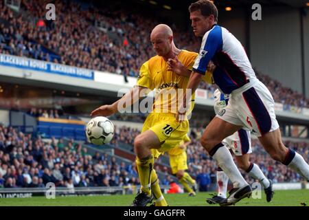 Craig Short von Blackburn Rovers kämpft mit Danny Mills von Leeds United Stockfoto