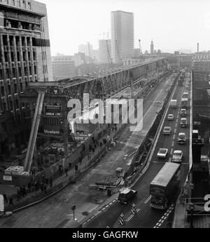 Transport - Two Way Traffic auf New London Bridge Stockfoto