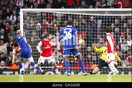 Fußball - Barclays Premier League - Arsenal gegen Birmingham City - Emirates Stadium. Garry O'Connor (links) von Birmingham City erzielt in der zweiten Halbzeit ein Ausgleichstreffer Stockfoto