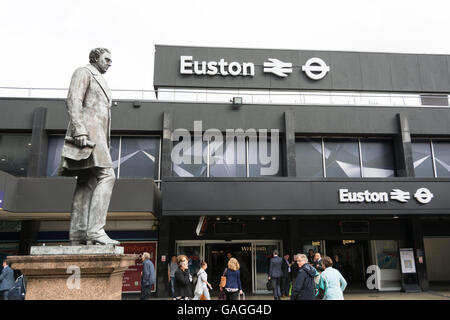 Statue von Robert Stephenson, Euston Station, Euston, London, England, UK Stockfoto