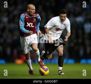 Simon Davies, Fulham (r) und Fredrik Ljungberg, West Ham, kämpften gemeinsam um den Ball Stockfoto