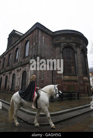 Lady Godiva fährt durch Manchester. Die Stuntfahrerin Emily Cox posiert als Lady Godiva auf der Legend durch den St. Ann's Square in Manchester. Stockfoto