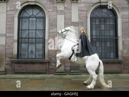 Die Stuntfahrerin Emily Cox posiert als Lady Godiva auf der Legend durch den St. Ann's Square in Manchester. Stockfoto