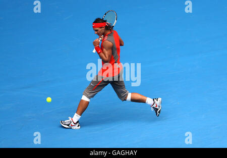 Rafael Nadal feiert in seinem Spiel gegen Gilles den Siegpunkt Simon am fünften Tag der Australian Open Stockfoto