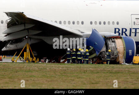 Flughafenfeuerwehr inspiziert die am Fuße der südlichen Landebahn liegende British Airways Boeing 777, während Ermittler heute versuchen festzustellen, was die Störung an Bord des Flugs BA038 verursacht hat, als er sich dem Flughafen Heathrow näherte. Stockfoto