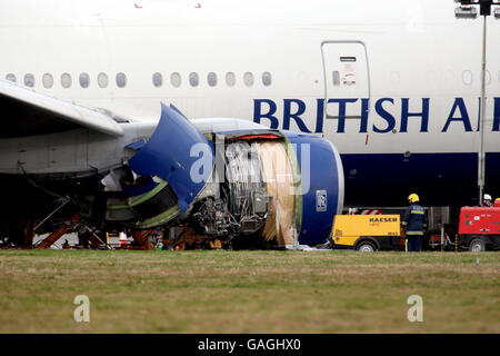 Flughafenfeuerwehr inspiziert die am Fuße der südlichen Landebahn liegende British Airways Boeing 777, während Ermittler heute versuchen festzustellen, was die Störung an Bord des Flugs BA038 verursacht hat, als er sich dem Flughafen Heathrow näherte. Stockfoto