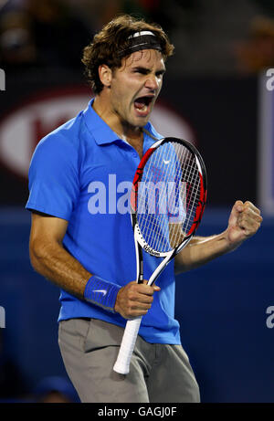 Tennis - Australian Open 2008 - Tag 6 - Melbourne & Olympic Parks. Roger Federer feiert Spielpunkt während seines Spiels gegen Janko Tipsarevic am sechsten Tag der Australian Open Stockfoto