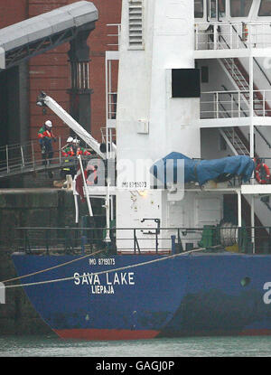 Beamte am Ort des Containerschiffes Sava Lake, der in den Western Docks, Dover, Kent, vertäut war, nachdem zwei Besatzungsmitglieder an Bord tot aufgefunden wurden. Stockfoto