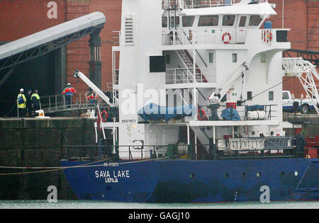 Beamte am Ort des Containerschiffes Sava Lake, der in den Western Docks, Dover, Kent, vertäut war, nachdem zwei Besatzungsmitglieder an Bord tot aufgefunden wurden. Stockfoto