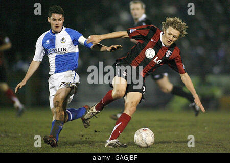 Fulham's Jimmy Bullard in Aktion mit Bristol Rovers' Stuart Campbell während des FA Cup dritten Runde Replay Spiel im Memorial Stadium, Bristol. Stockfoto