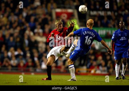 Fußball - FA Barclaycard Premiership - Manchester United / Everton. David Beckham von Manchester United kämpft mit Thomas Gravesen von Everton Stockfoto